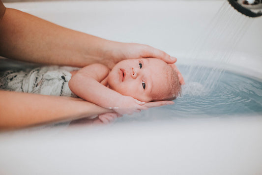 Le Bain Thalasso Bébé : Baigner, Pleurer et Profiter.